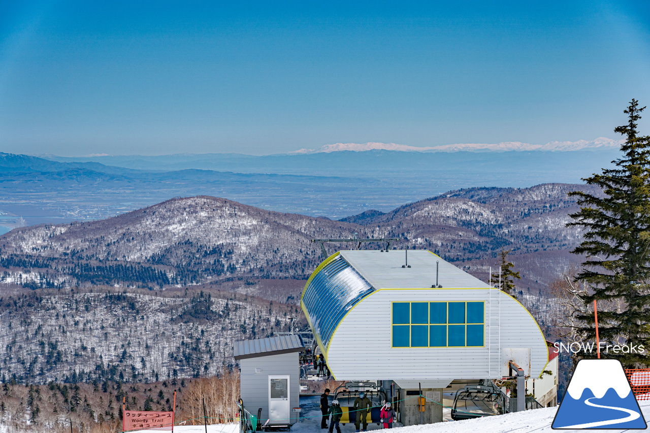 札幌国際スキー場｜ゴールデンウイーク初日も全コース滑走可能OK！！真っ白な雪と澄んだ青空 ＝ 絶好の春スキー＆スノーボード日和♪そして、日本海の彼方に、なんと利尻富士が見えた？！